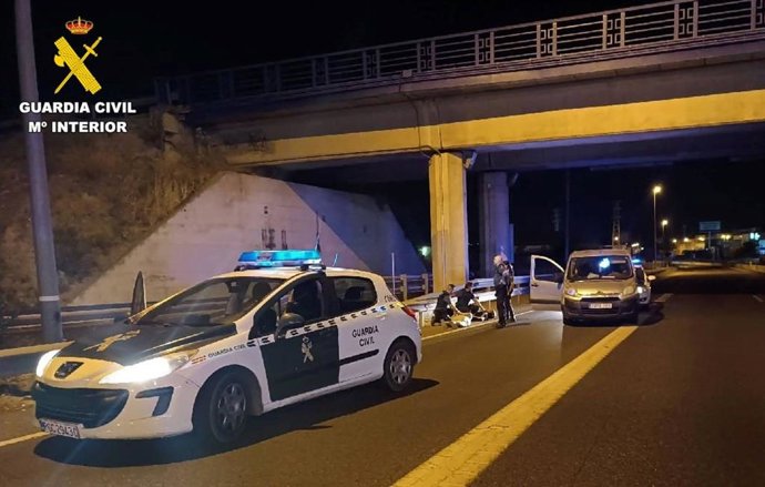 La Guardia Civil detiene a dos hombres por un robo con fuerza el pasado lunes 25 de agosto en una nave del polígono Juncaril. Los agentes consiguieron detenerlos en la circunvalación de Granada tras perseguirlos en su intento de fuga.