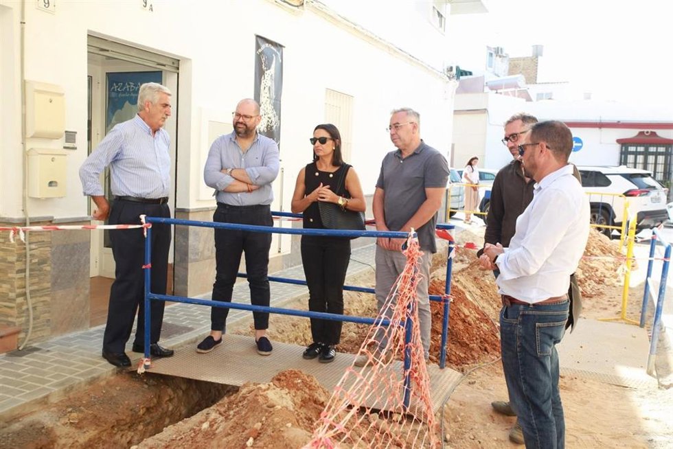 El responsable de Cooperación de la Diputación de Cádiz, Javier Bello, en una visita a obras del PFEA en Chipiona junto al alcalde de esta localidad, Luis Mario Aparcero.