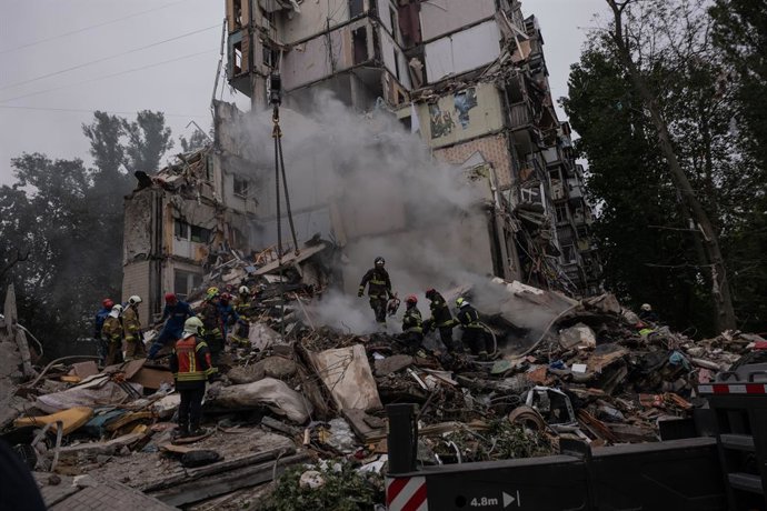 31 de julho de 2025, Kiev, Ucrânia: Equipes de resgate procuram familiares na destruição de edifícios residenciais após um ataque maciço de mísseis que atingiu Kiev. Várias mortes foram registradas, incluindo uma criança.