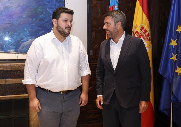 El president de la Generalitat, Carlos Mazón, se reúne con el alcalde de Albal (Valencia), José Miguel Ferris.
