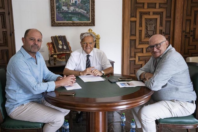 El presidente de la Diputación de Córdoba, Salvador Fuentes, con el presidente de la Mancomunidad Campiña Sur Cordobesa, Miguel Ruz, y el vicepresidente del organismo, Jorge Jiménez.
