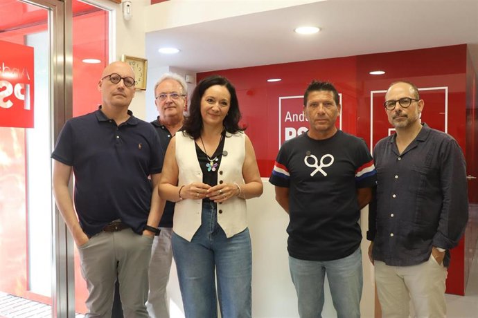 Rafi Crespín en la sede del PSOE con representantes sindicales de UGT de los bomberos forestales de la provincia y cargos del partido.