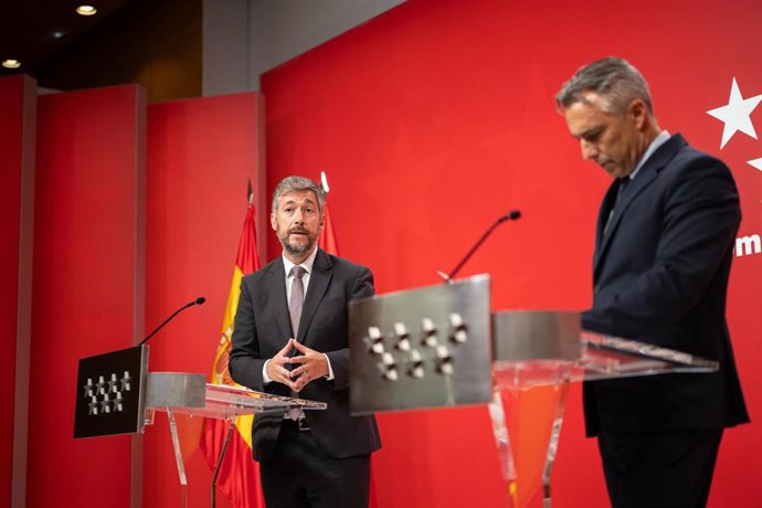 El consejero de Presidencia, Justicia y Administración Local, y portavoz del Gobierno autonómico, Miguel Ángel García Martín (i),  y el consejero de Medio Ambiente, Agricultura e Interior Carlos Novillo (d), en rueda de prensa.