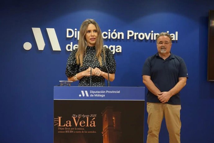 La diputada provincial Sandra Extremera junto al alcalde de Istán, José Miguel Marín
