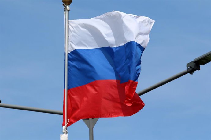 Archivo - Arquivo - 20 de junho de 2025, São Petersburgo, Rússia: A bandeira nacional da Federação Russa tremulando ao vento em um mastro em São Petersburgo, Rússia.