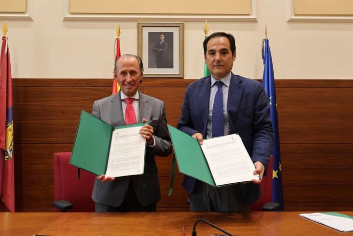 El consejero de Justicia, José Antonio Nieto, en el acto de firma de un convenio con el alcalde de Chiclana, José María Román.