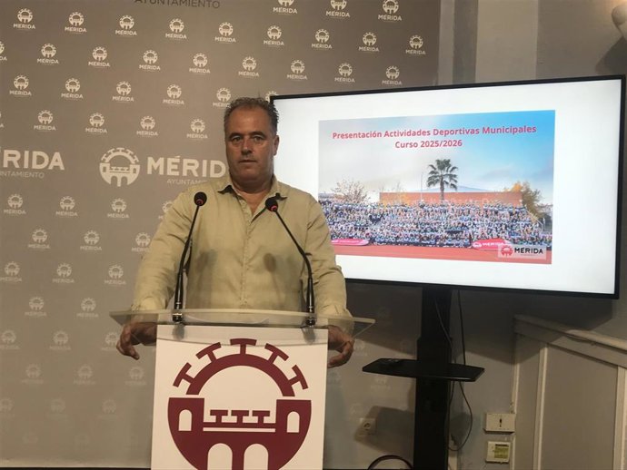 El delegado de Deportes, Antonio Marín, en la presentación de la programación de actividades deportivas para el próximo curso escolar en Mérida