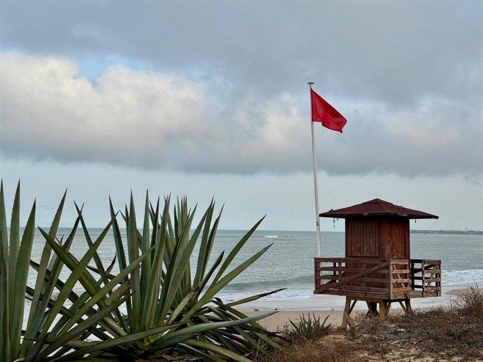 Bandera roja este pasado martes en una playa de Rota
