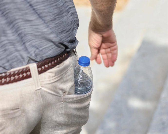 Archivo - Un hombre con una botella de agua, a 19 de mayo de 2022, en Madrid (España).