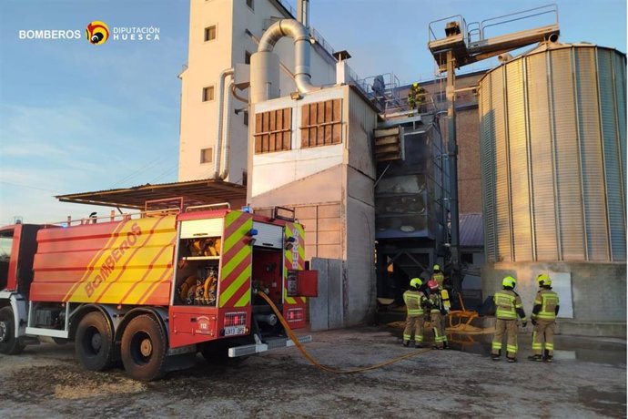Archivo - Foto de archivo de los bomberos de la DPH durante las labores de extinción de un incendio en Selgua.