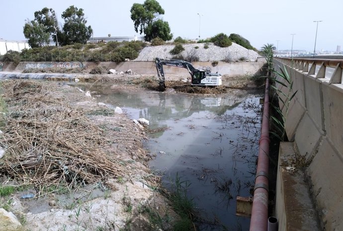 Trabajos de limpieza del Ayuntamiento de Alicante en el barranco de Agua Amarga