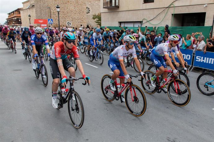 Archivo - Varios ciclistas durante la salida de la etapa de montaña entre Manzanares el Real y Guadarrama de la Vuelta ciclista a España 2023, a 16 de septiembre de 2023, en Madrid (España). 