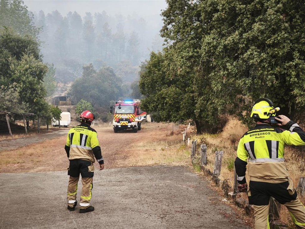 Bomberos del Consorcio Provincial colaborando en las tareas de extinción del incendio de Los Romero, en Jabugo (Huelva).