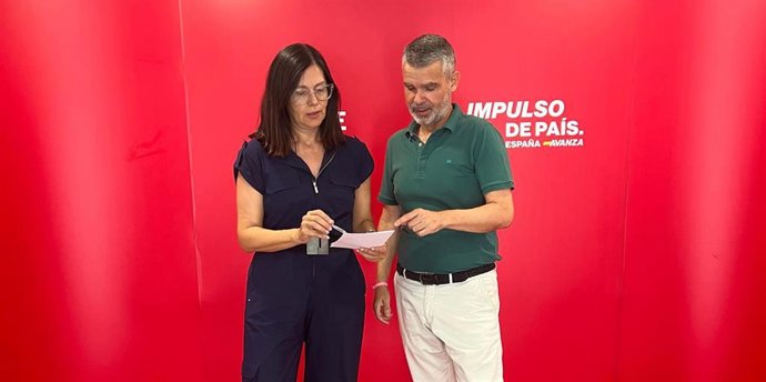 El secretario de Organización de los socialistas malagueños, Pepe Bernal, y la diputada en el Congreso por Málaga, Isabel Pérez.