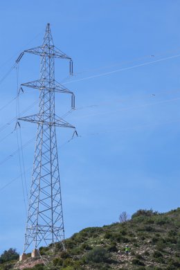 Archivo - Tendido eléctrico