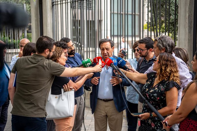 El presidente nacional de Asaja, Pedro Barato, en declaraciones a los medios tras su salida del encuentro.  