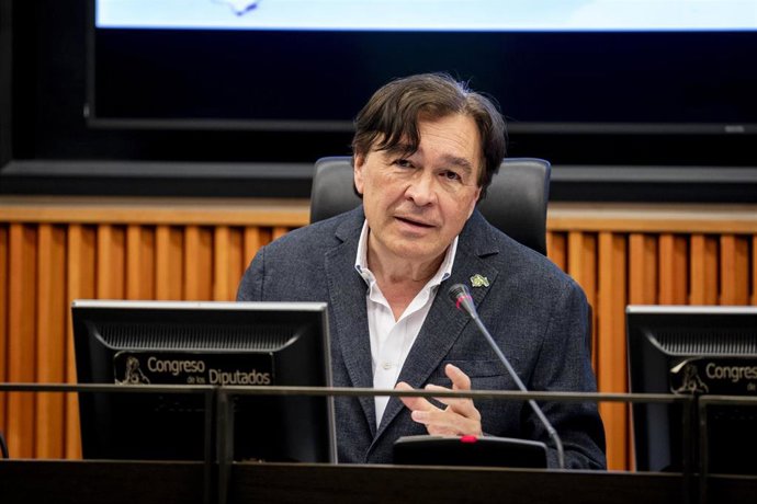 Archivo - El portavoz del movimiento ciudadano Teruel Existe, Tomás Guitarte, explica su oposición al nuevo plan concesional de transportes públicos, en el Congreso de los Diputados, a 23 de mayo de 2025, en Madrid (España). 