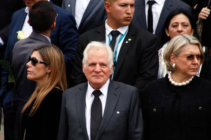 Miguel Uribe Londoño, en el centro de la imagen, durante el entierro de su hijo Miguel Uribe.