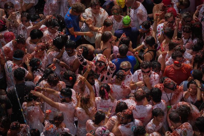 VÍDEO: "Tomate, tomate", la Tomatina vuelve a llenar de rojo y "adrenalina" Buñol en un año "complicado"