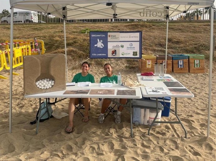 Voluntarios vigilan las 24 horas el nido de tortuga marina localizado en la playa de Can Pere Antoni de Palma.
