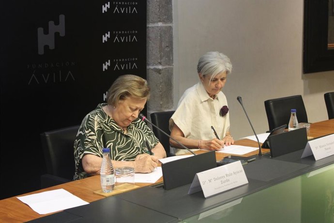La presidenta de la Fundación Ávila, Dolores Ruiz-Ayúcar, y la responsable de Hilandia, Blanca Fernández, firman un convenio de colaboración que pondrá en valor la lana de oveja