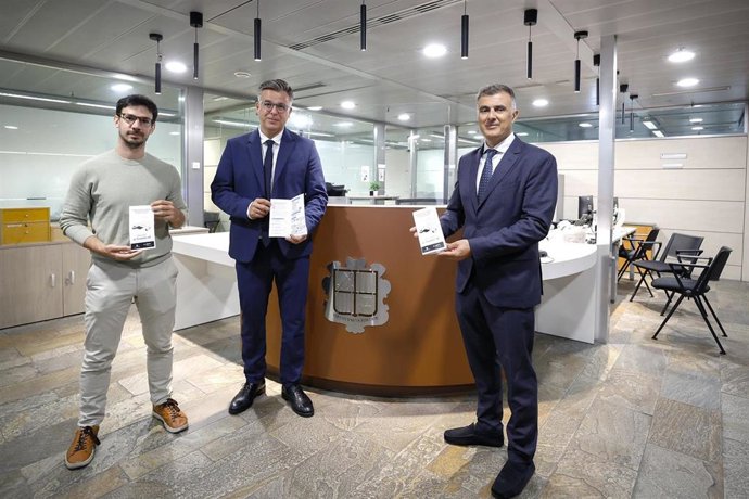 El ministro Rossell, a la derecha de la imagen, con los responsables del servicio de trámites.