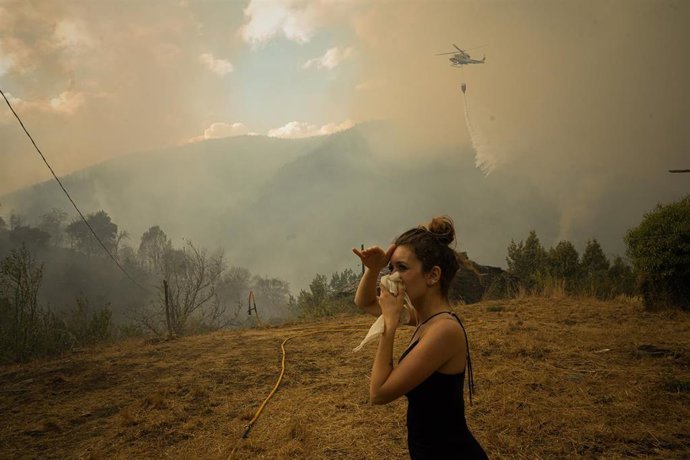 Vecinos observan el avance de las llamas, a 26 de agosto de 2025, en Castro de Abaixo, Lugo