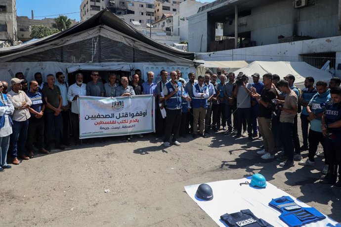 GAZA, 26 de agosto de 2025 -- Manifestantes se reúnem em solidariedade aos jornalistas mortos por ataques israelenses na Faixa de Gaza, durante um protesto organizado pelo Sindicato de Jornalistas Palestinos, na Cidade de Gaza, em 26 de agosto de 2025. Pe