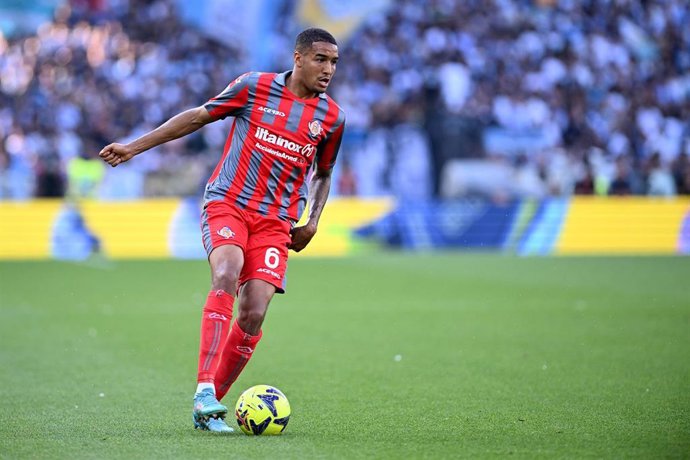 Archivo - El centrocampista suizo Charles Pickel.