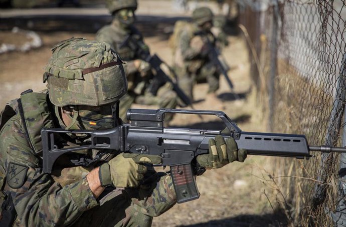 Archivo - Soldados de la Legión participan en una maniobra de simulación de fusiles en un recinto ambientado en un "poblado afgano" en Málaga.