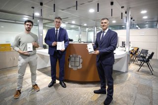 El ministre Rossell, a la dreta de la imatge, amb els responsables del servei de tràmits.