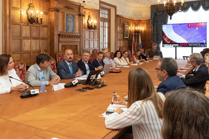 El consejero de Salud, César Pascual, inaugura el 'Encuentro sobre Políticas Sanitarias y Estado de las Autonomías' en la UIMP.
