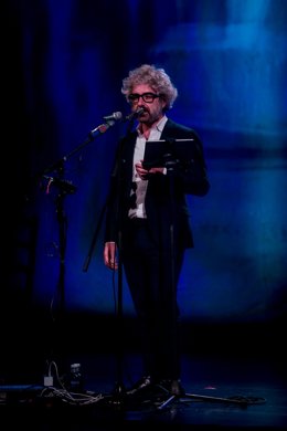 Archivo - El cantante y artista, Abraham Boba (David Coba), durante su espectáculo de su primer libro de poemas