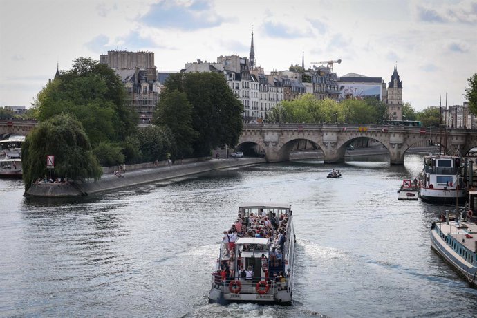 Archivo - 14 de julho de 2025, Paris, França, FRANÇA: Paris, França, em 14 de julho de 2025 - Parisienses e turistas se reúnem na Pont des Arts, sobre o Sena, em Paris, para assistir ao tradicional desfile aéreo militar de 14 de julho - Por