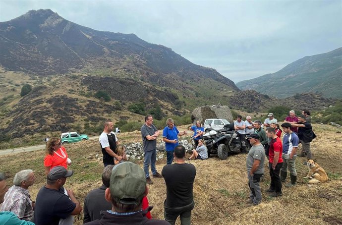 El consejero de Medio Rural, Marcelino Marcos, durante su visita hoy a Somiedo.