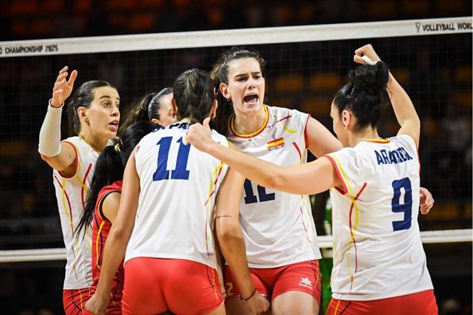 Os jogadores da seleção nacional comemoram um ponto contra a Bulgária na Copa do Mundo de Vôlei 2025.