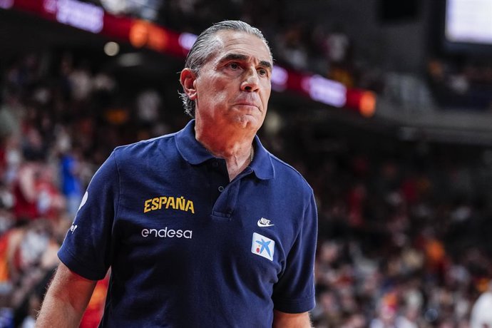 Sergio Scariolo, técnico da Espanha, observa durante o Torneio Cidade de Madri, partida de basquete disputada entre Espanha e Alemanha na Arena de Madri, em 21 de agosto de 2025, em Madri, Espanha.