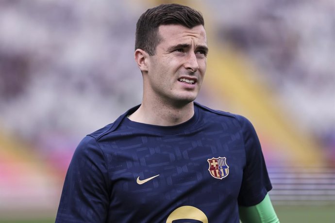 Archivo - Inaki Pena, do FC Barcelona, observa durante a partida de futebol do Campeonato Espanhol, La Liga EA Sports, disputada entre o FC Barcelona e o RC Celta no Estadi Olimpic Lluis Companys em 19 de abril de 2025 em Barcelona, Espanha.