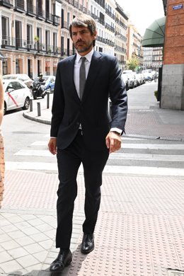 El Ministro de Cultura, Ernest Urtasun, a su llegada a la capilla ardiente por Manuel de la Calva situada en la SGAE, a 27 de agosto de 2025, en Madrid (España).