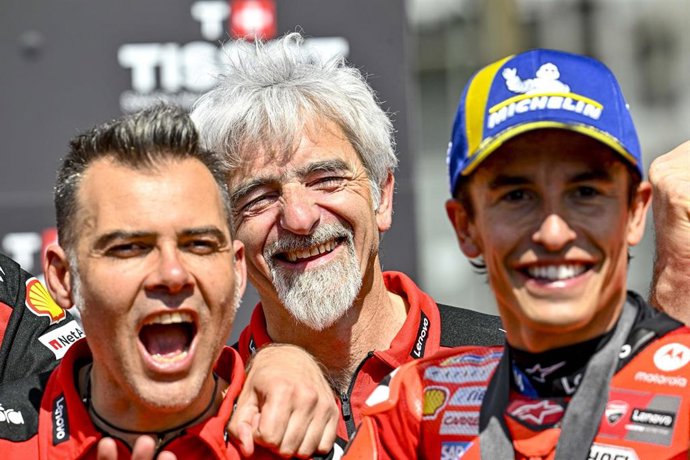 Archivo - Luigi Dall'Igna sonríe detrás del piloto español Marc Márquez