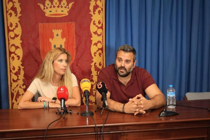 Susana Toro, alcaldesa de Villamartin (Andalucía Por Sí), junto con el delegado de Fiestas, Ernesto Rodríguez, en una imagen de archivo.