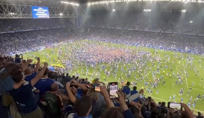 Archivo - La afición del Real Oviedo celebrando su ascenso a Primera División.