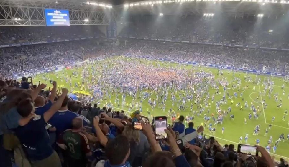 Archivo - La afición del Real Oviedo celebrando su ascenso a Primera División.