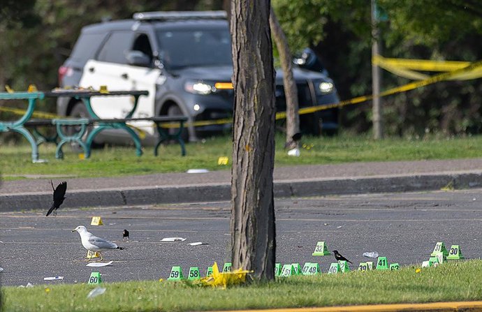 Archivo - June 2, 2025: Evidence markers from different shell casings mark the ground Monday, June 2, 2025, as Minneapolis police forensics division take in evidence after a shooting claimed the life of one person and wounded others at Boom Island Park.
