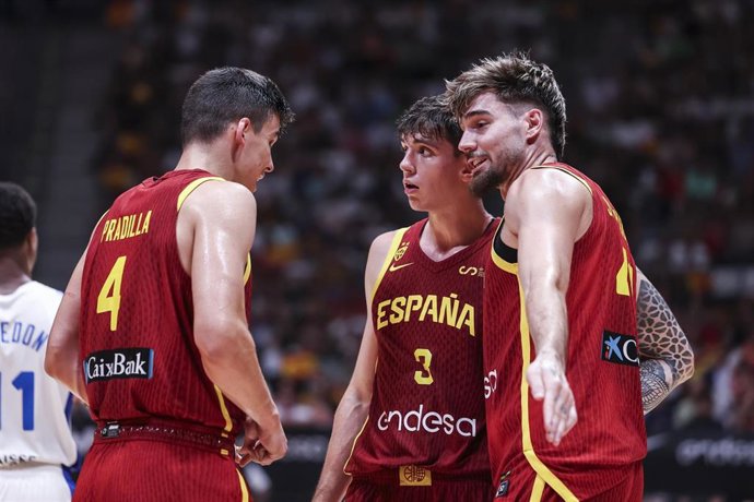 Juancho Hernangómez, Sergio de Larrea y Jaime Pradilla durante un partido con la selección