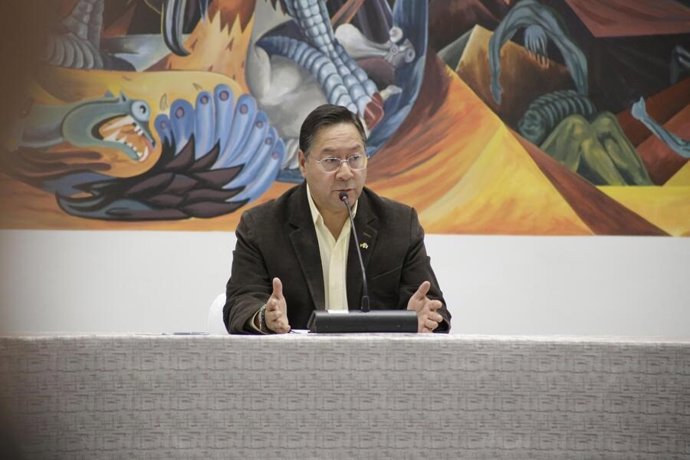 Luis Arce, presidente da Bolívia, aparece diante da mídia.