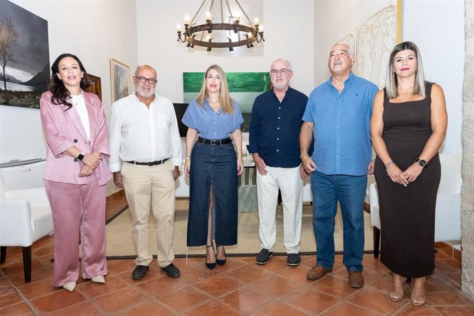 Reunión de la presidenta de la Junta, María Guardiola, con la plataforma ciudadana para la reapertura del servicio de Cirugía Vascular de Cáceres