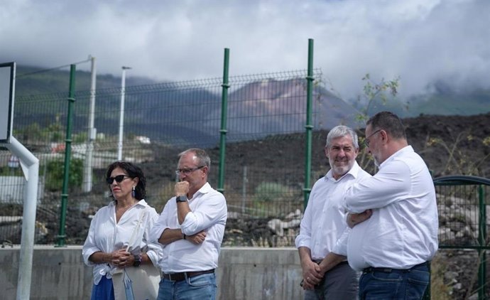 El presidente de Canarias, Fernando Clavijo (c), en una visita al solar del CEIP La Laguna