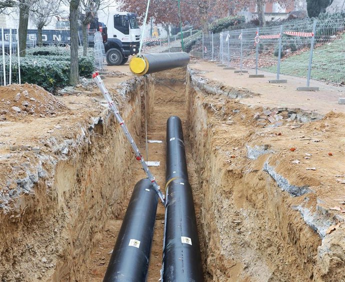 Archivo - Tuberías de la red de calor en Valladolid.