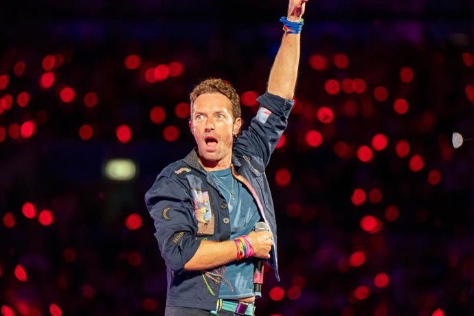 Chris Martin aborda al fin la infidelidad viral del concierto de Coldplay